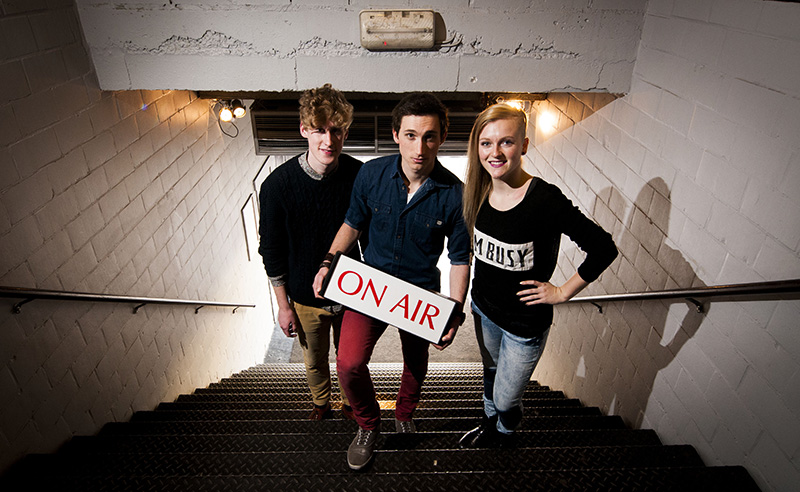 PXL&#8217;ers Michiel Malchair (links), Rubin Meijer en Lieze Liefsoens presenteren &#8220;Grand Theft Antenna&#8221; op MNM