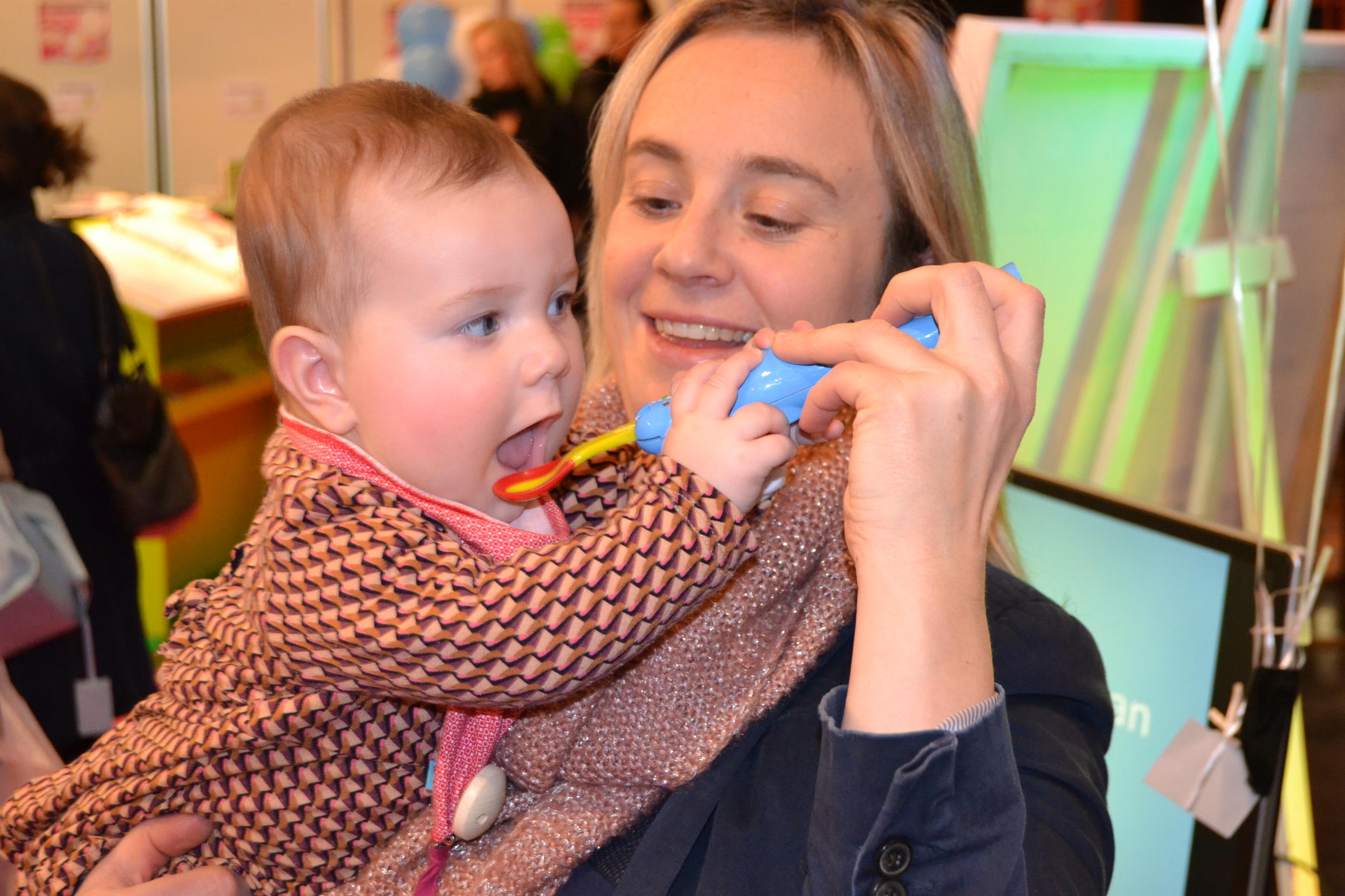 Moeder en baby proberen de Spoozy