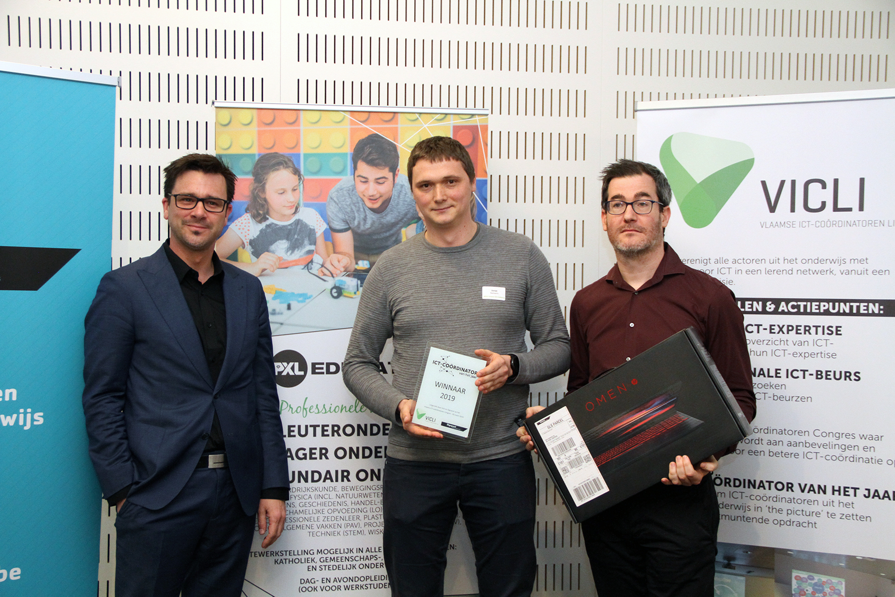 ICT-coördinator van het jaar Jonas Nackaerts van WICO Campus TIO Overpelt (midden) neemt zijn prijs in ontvangst van Pieter Barremaecker, CTO van Signpost (rechts) en Ben Lambrechts, algemeen directeur van Hogeschool PXL